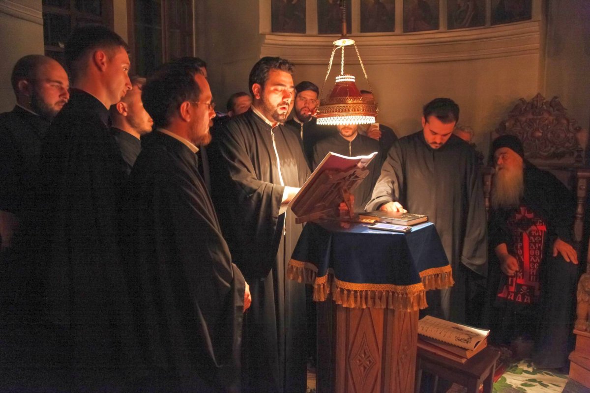 Corul „Byzantion“, în Muntele Athos la privegherea pentru hramul chiliei „Buna Vestire“ a Schitului Lacu 61973