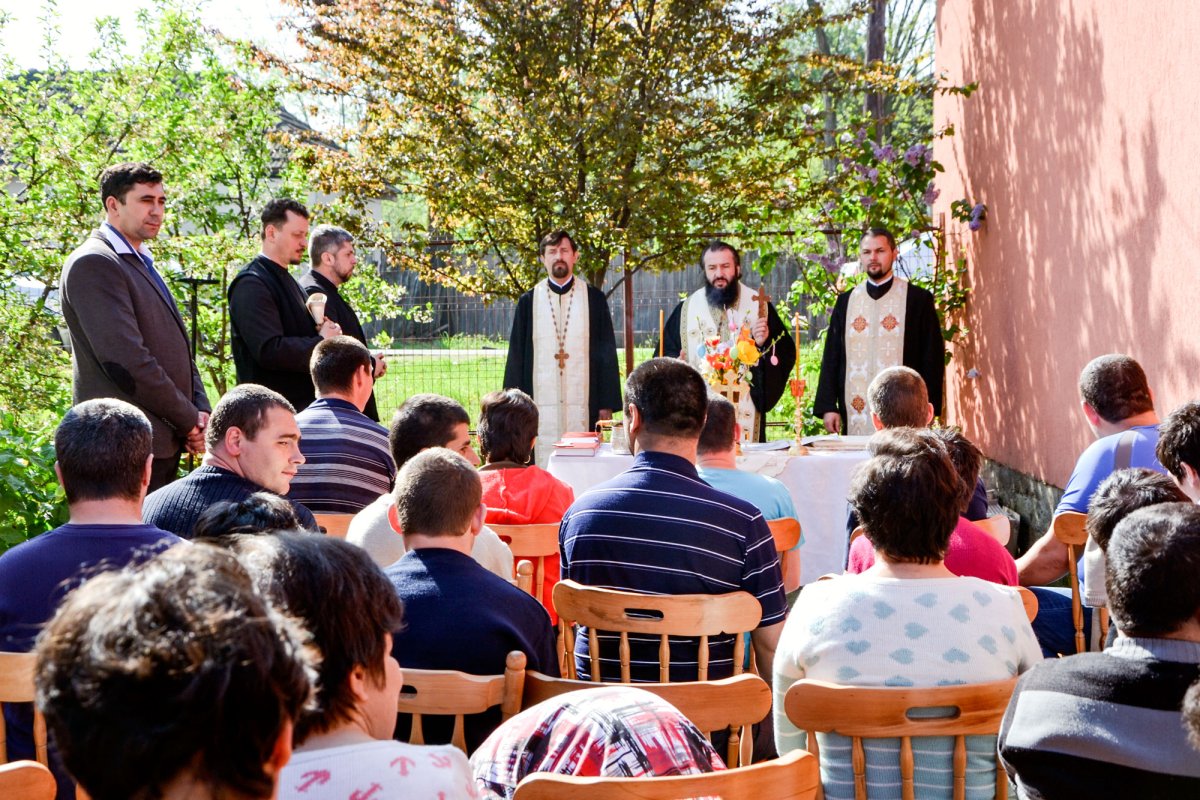 Vizită arhierească la centrele sociale din Oravița 61848