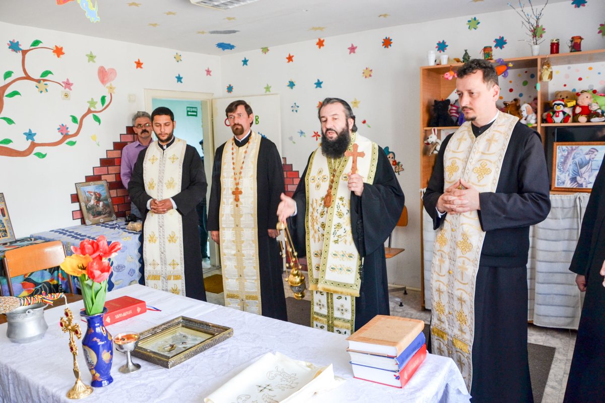 Vizită arhierească la centrele sociale din Oravița 61849