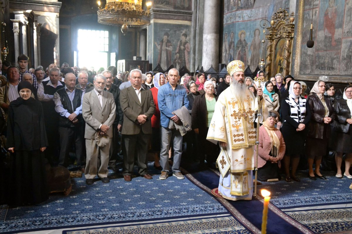 „Îmbrăcarea în Dumnezeu se poate găsi, în esenţa ei, într-o singură haină - cea a rugăciunii“ 61634