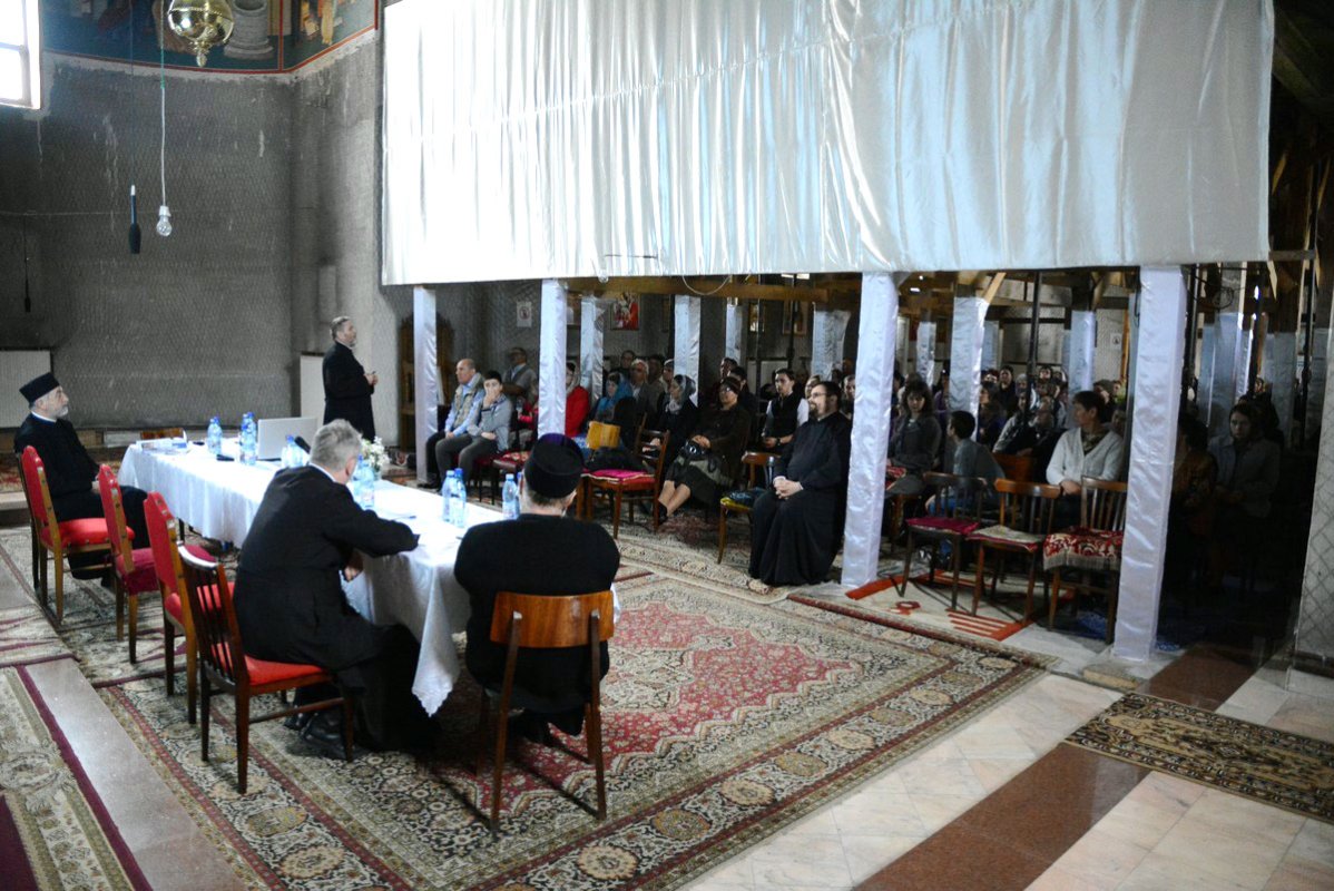 Dezbatere dedicată familiei, la Biserica „Sfântul Apostol Toma“ din Iaşi 61582