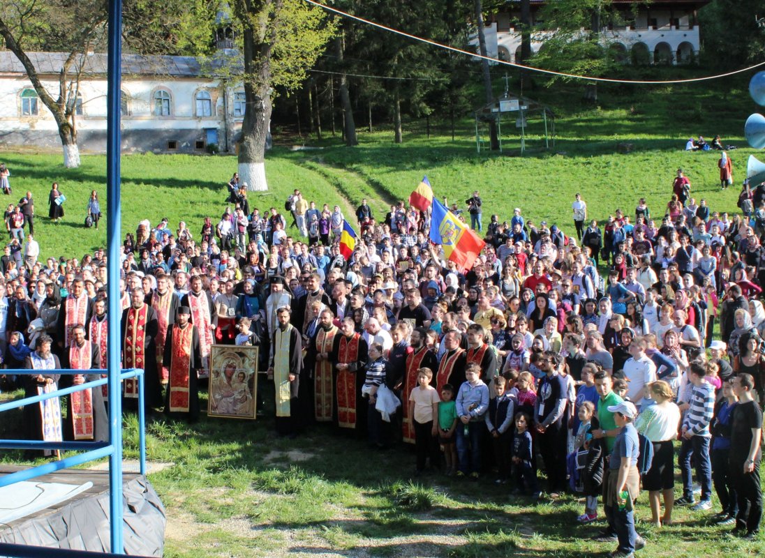 Pelerinajul tinerilor la Mănăstirea Nicula 61526