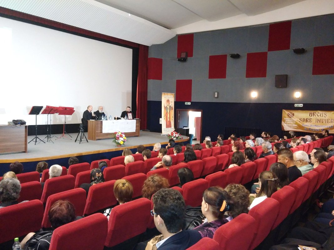 „Tinereţea monahismului românesc“, dezbătută la Oneşti 61513