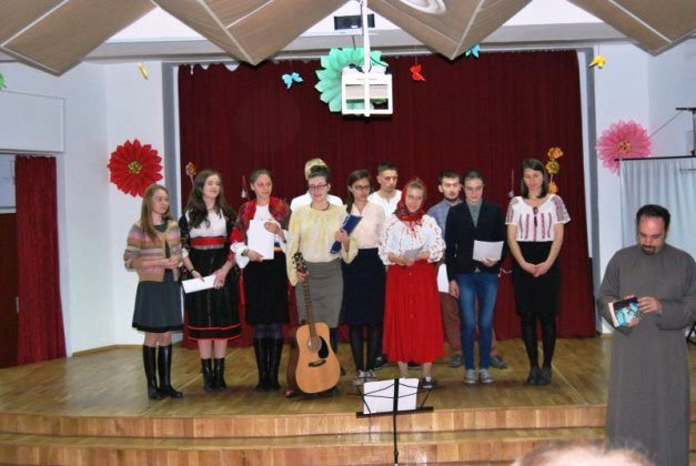 Spectacol al studenţilor pentru bătrânii din Braşov 61384