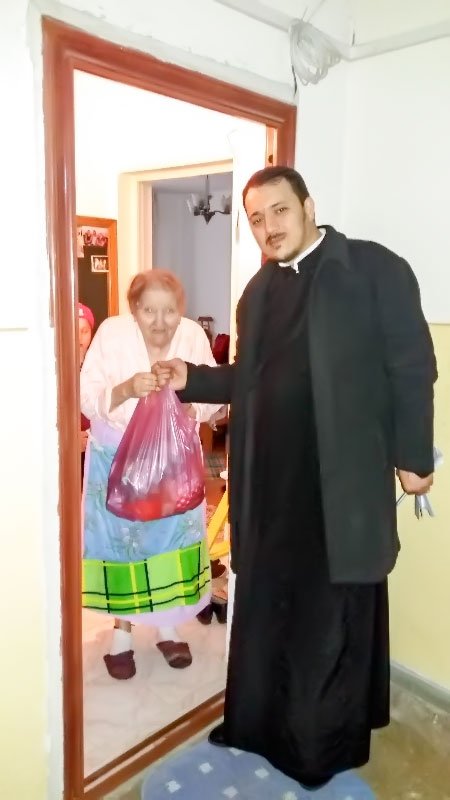 Masă de Sfintele Paști pentru 120 de familii sărace din Parohia „Iancu Vechi-Mătăsari” 61179