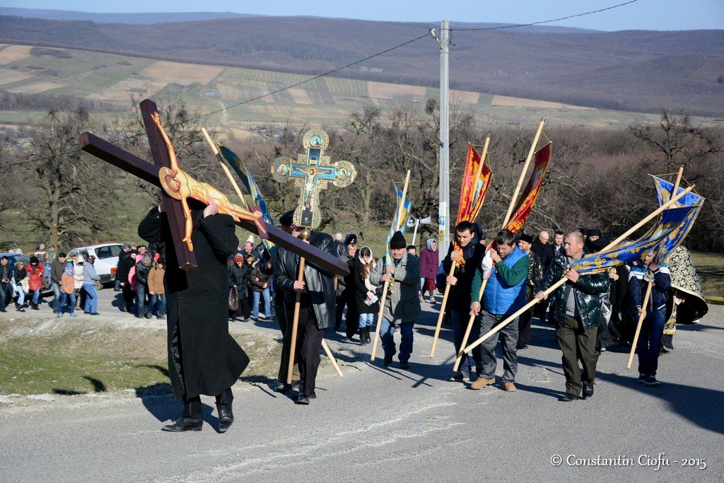 Pelerinaj pe Drumul Crucii, la Hadâmbu 61089