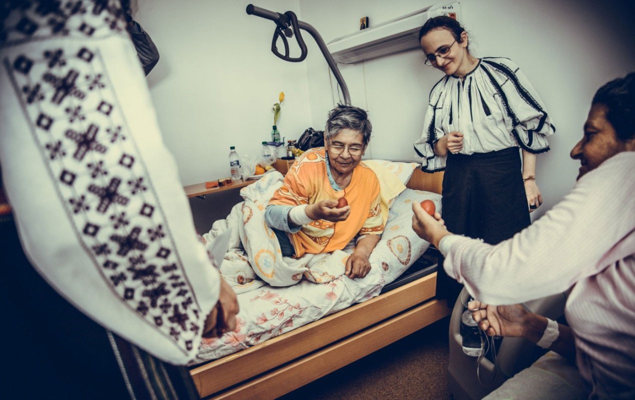 Zâmbete şi daruri pentru bătrânii de la Centrul „Sfântul Nectarie” 60992