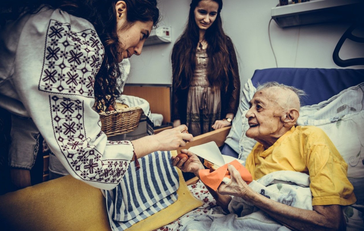 Zâmbete şi daruri pentru bătrânii de la Centrul „Sfântul Nectarie” 60993