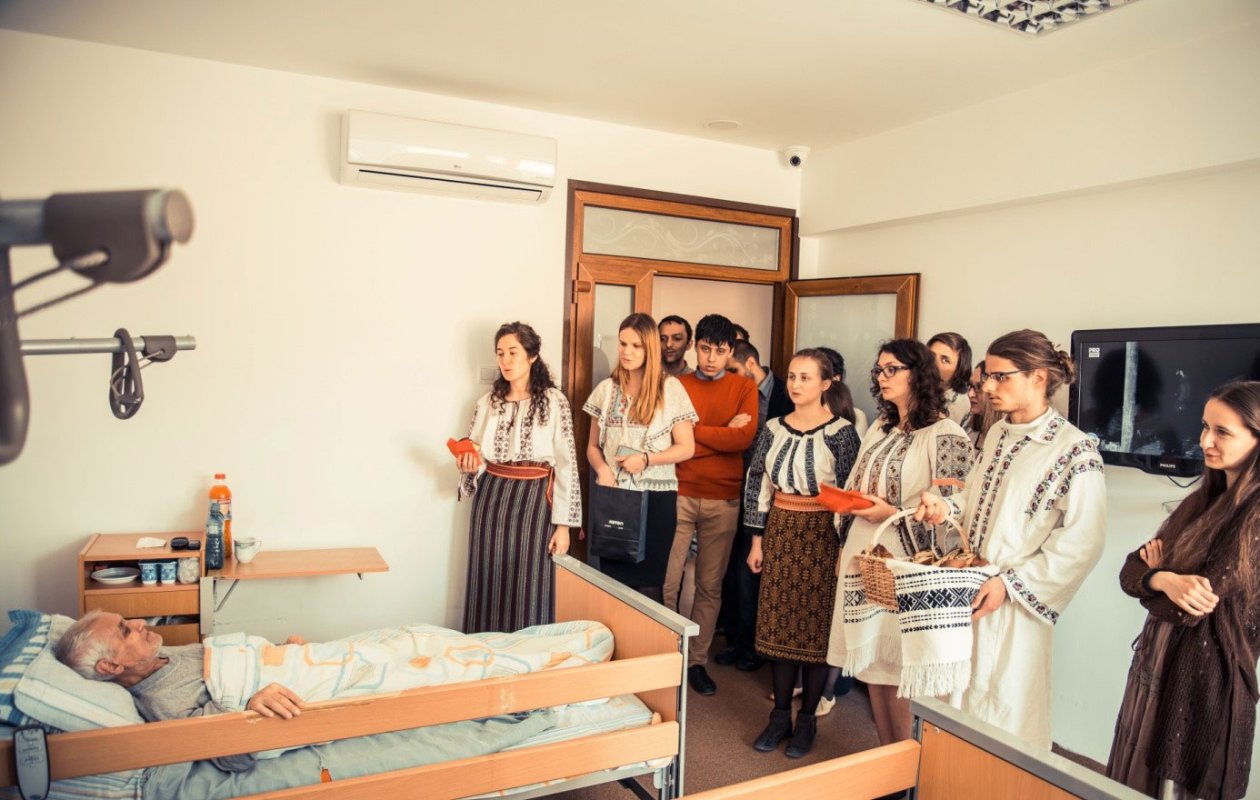 Zâmbete şi daruri pentru bătrânii de la Centrul „Sfântul Nectarie” 60994