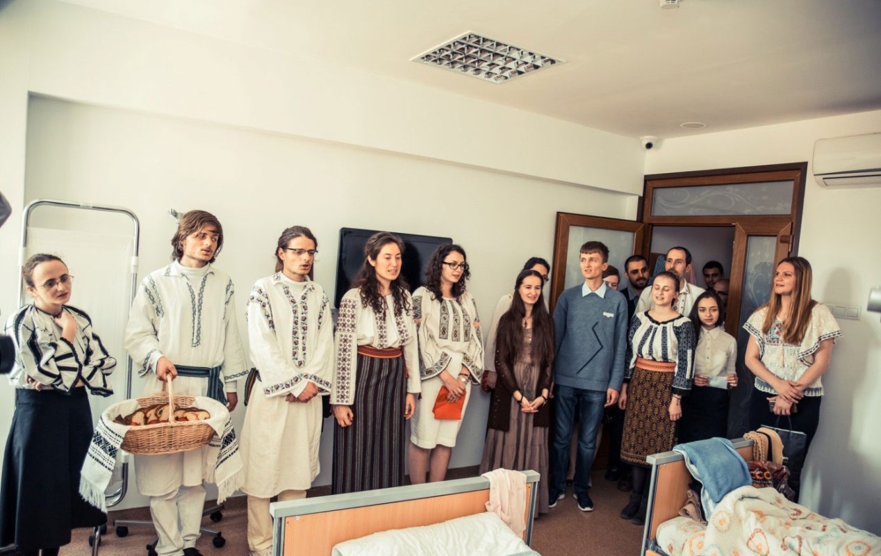 Zâmbete şi daruri pentru bătrânii de la Centrul „Sfântul Nectarie” 60995