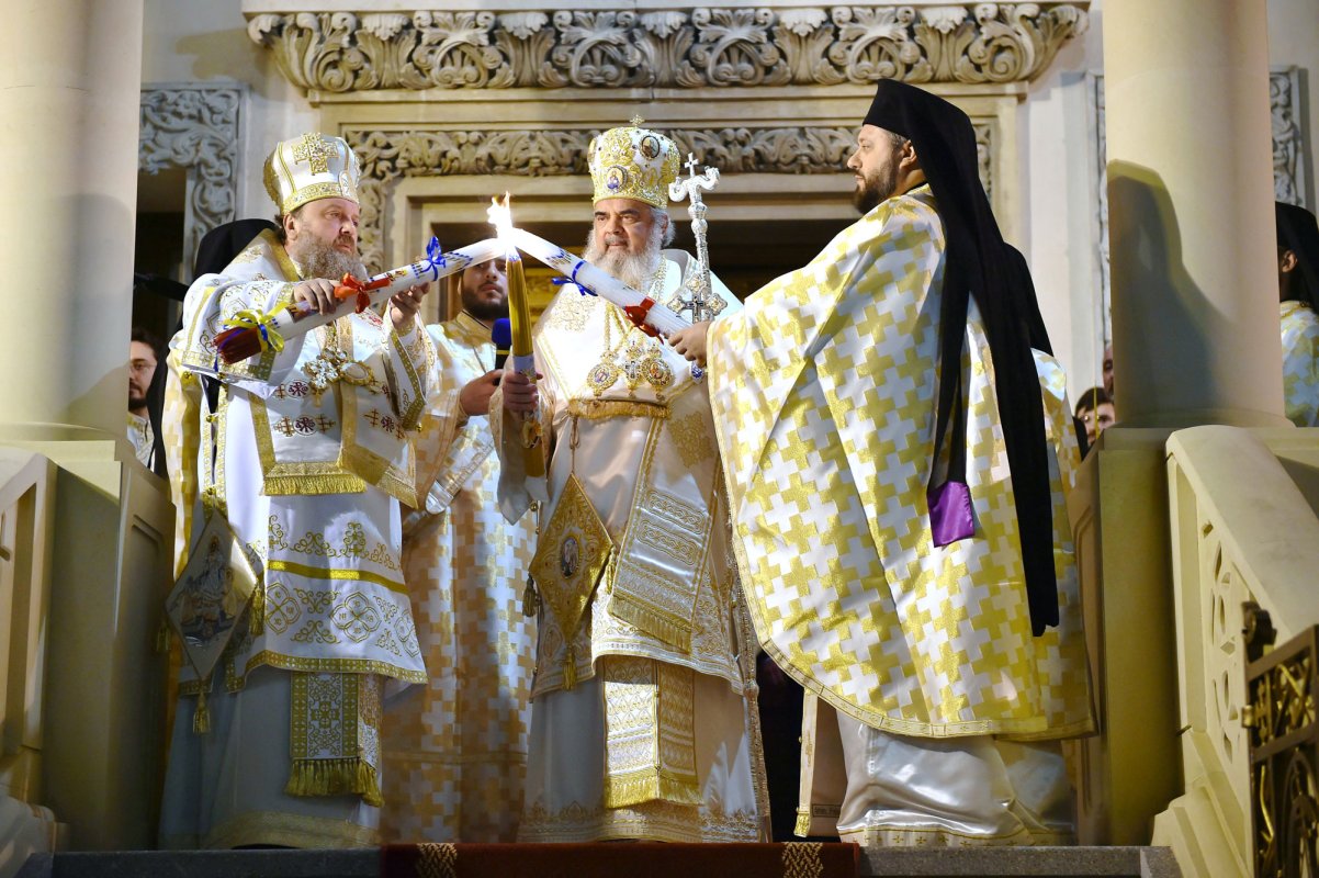 „Iubirea răstignită se arată biruitoare prin Înviere” 60858