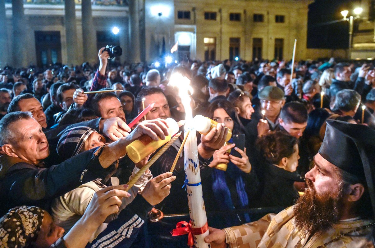 „Iubirea răstignită se arată biruitoare prin Înviere” 60861