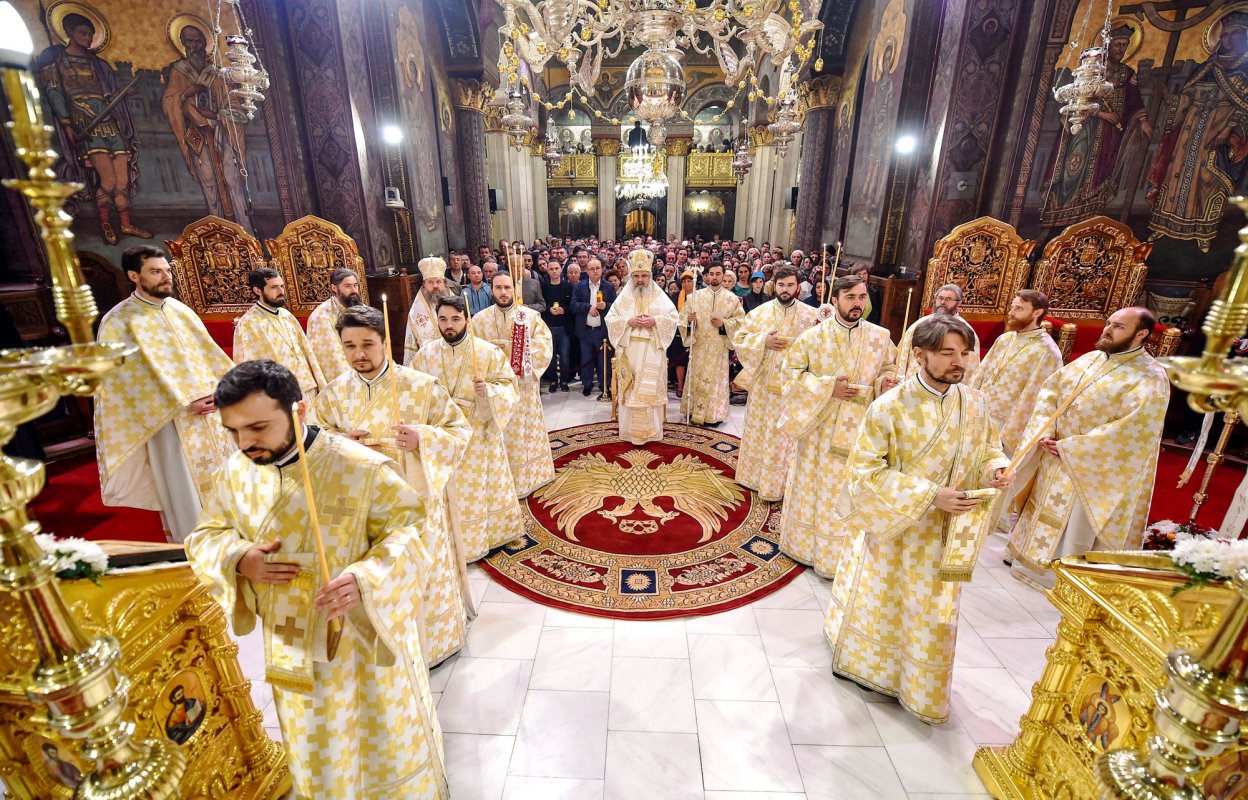 „Iubirea răstignită se arată biruitoare prin Înviere” 60863