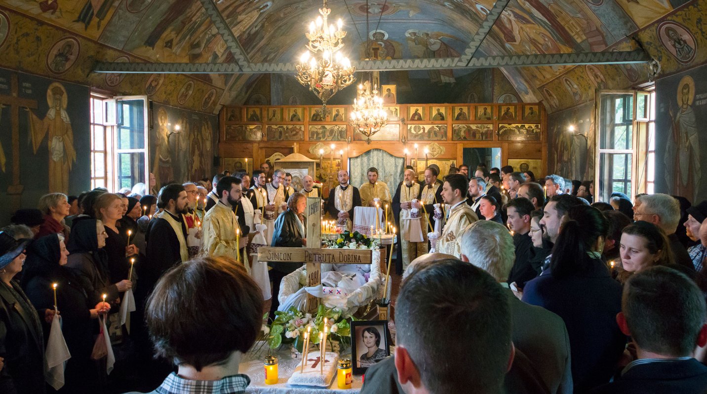 O soție și o mamă iubitoare, rugătoare către Dumnezeu 60890