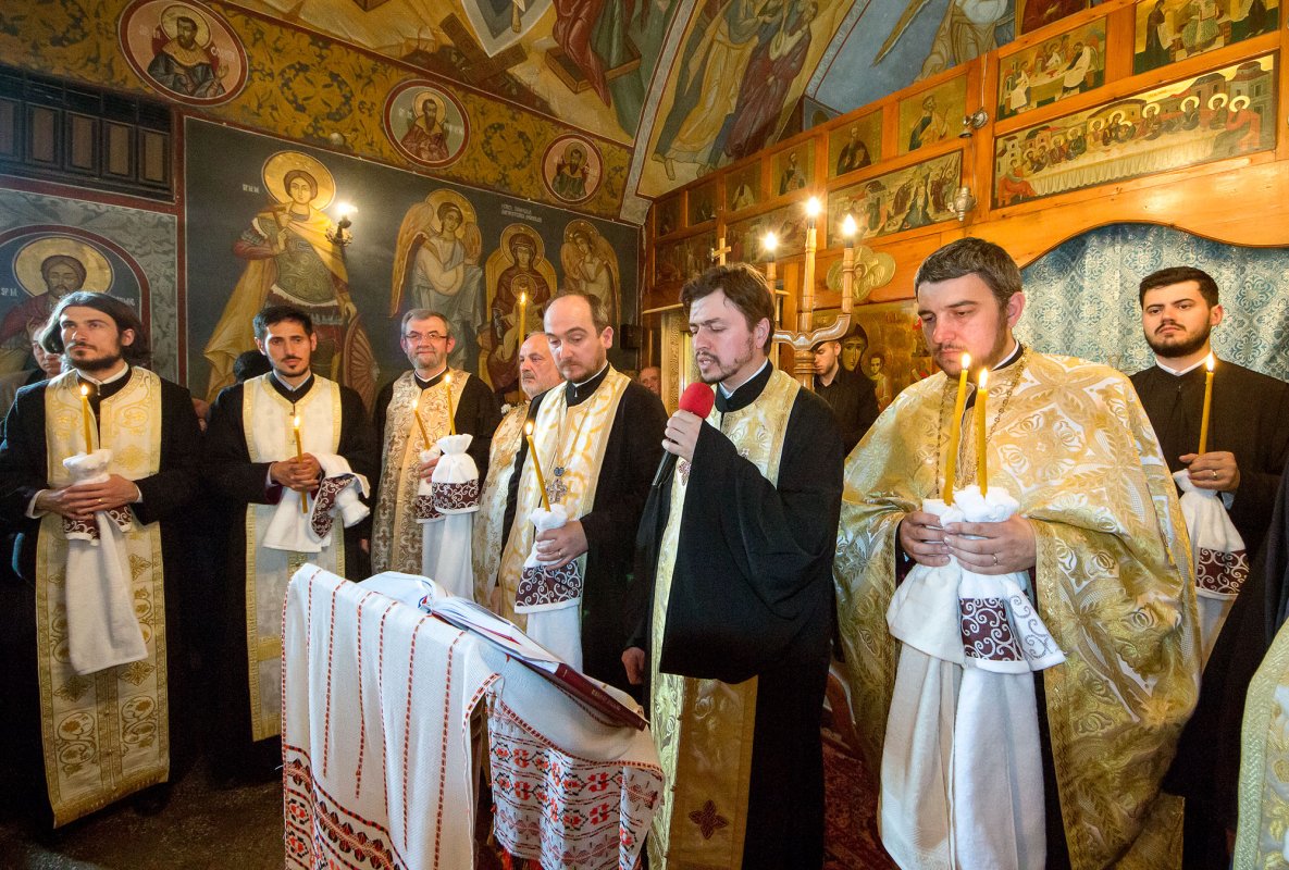 O soție și o mamă iubitoare, rugătoare către Dumnezeu 60893