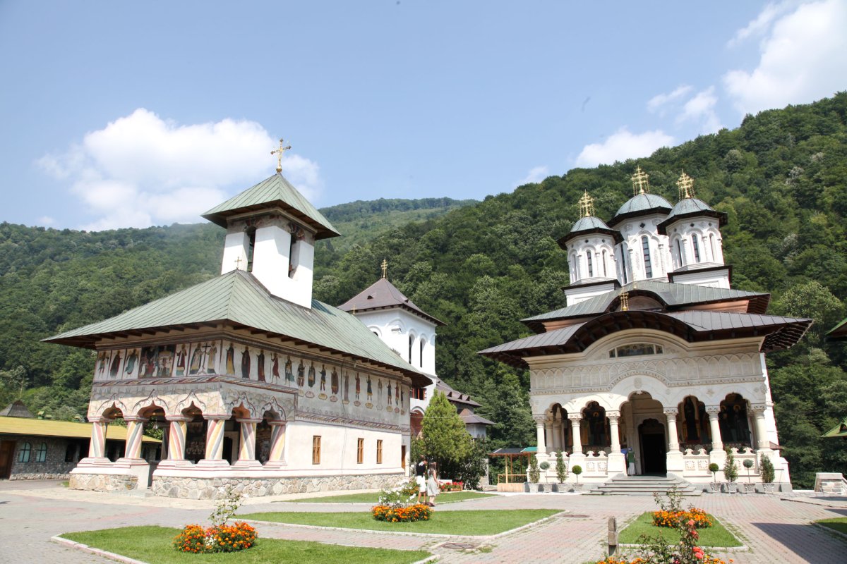 Hramuri cu tradiţie în Săptămâna Luminată 60784