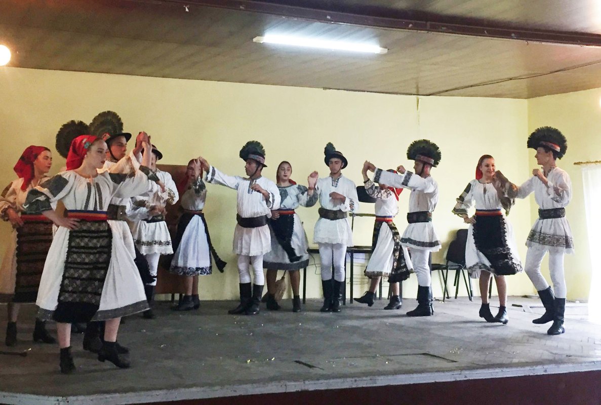 Spectacol al tinerilor din Domneşti, Bistriţa 60780