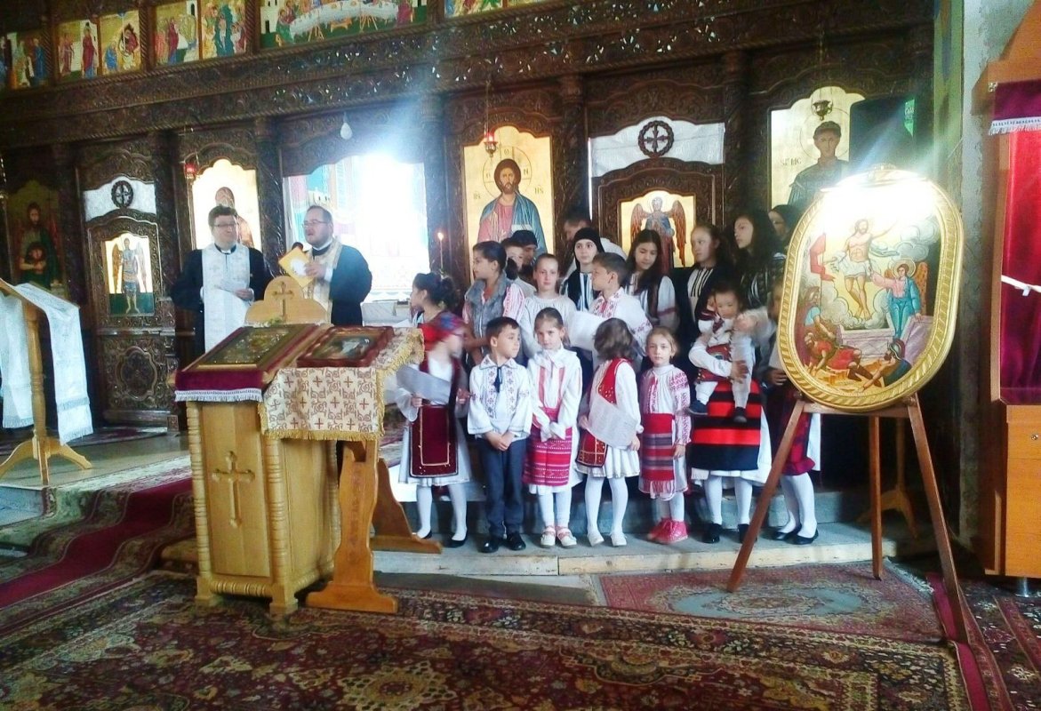 Activităţi cu copiii la Biserica „Sfântul Mare Mucenic Dimitrie și Sfântul Cuvios Dimitrie Basarabov” din Brașov 60725