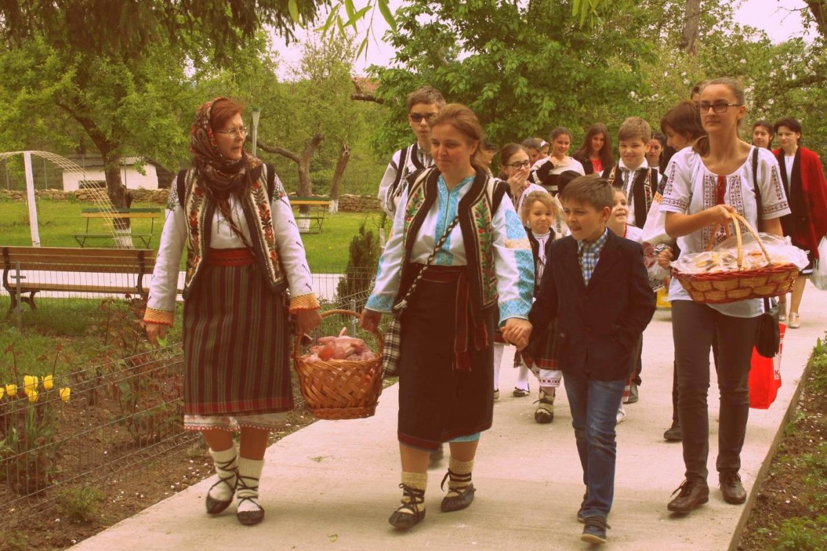 O vizită de Paşti - bucurie pentru pacienţii de la Bozieni 60706