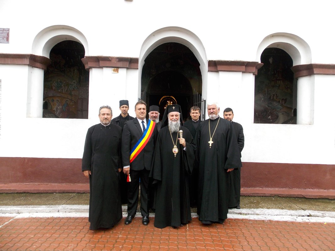 Slujbă arhierească la Biserica „Adormirea Maicii Domnului” din Băileşti 60649