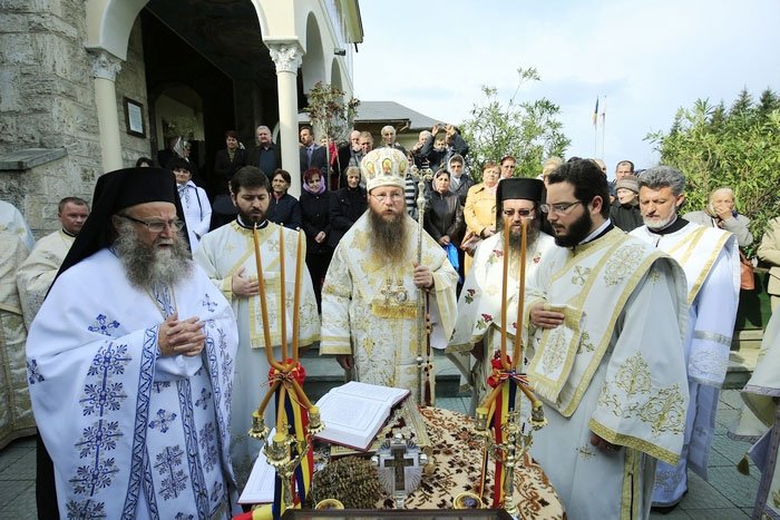 Hramuri la Izvorul Tămăduirii 60565