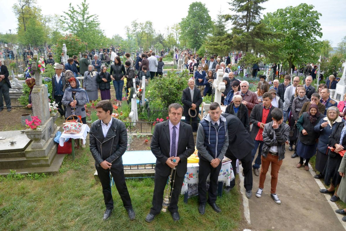 Mii de oameni în jurul Sfântului Altar, la Andrieşeni 60473