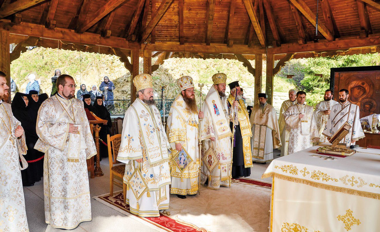 Slujiri arhiereşti în Duminica Sfântului Apostol Toma 60481
