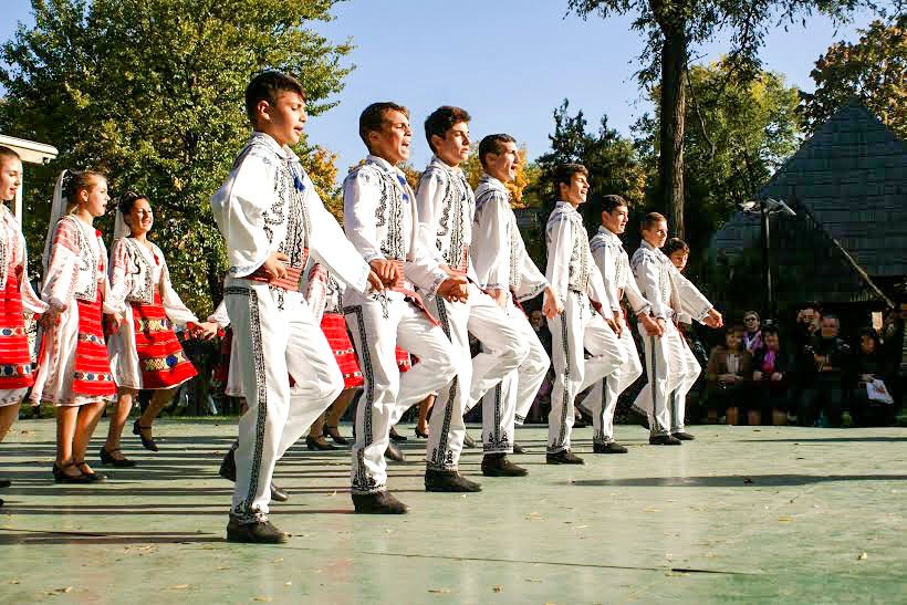 Costumul popular, cinstit în mai multe oraşe din ţară şi diasporă 60343