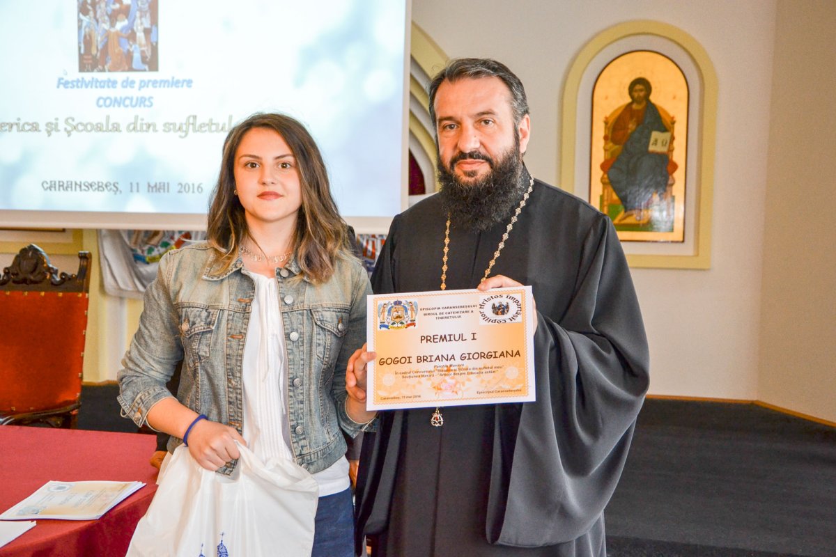 Festivitate de premiere a elevilor merituoși 60301