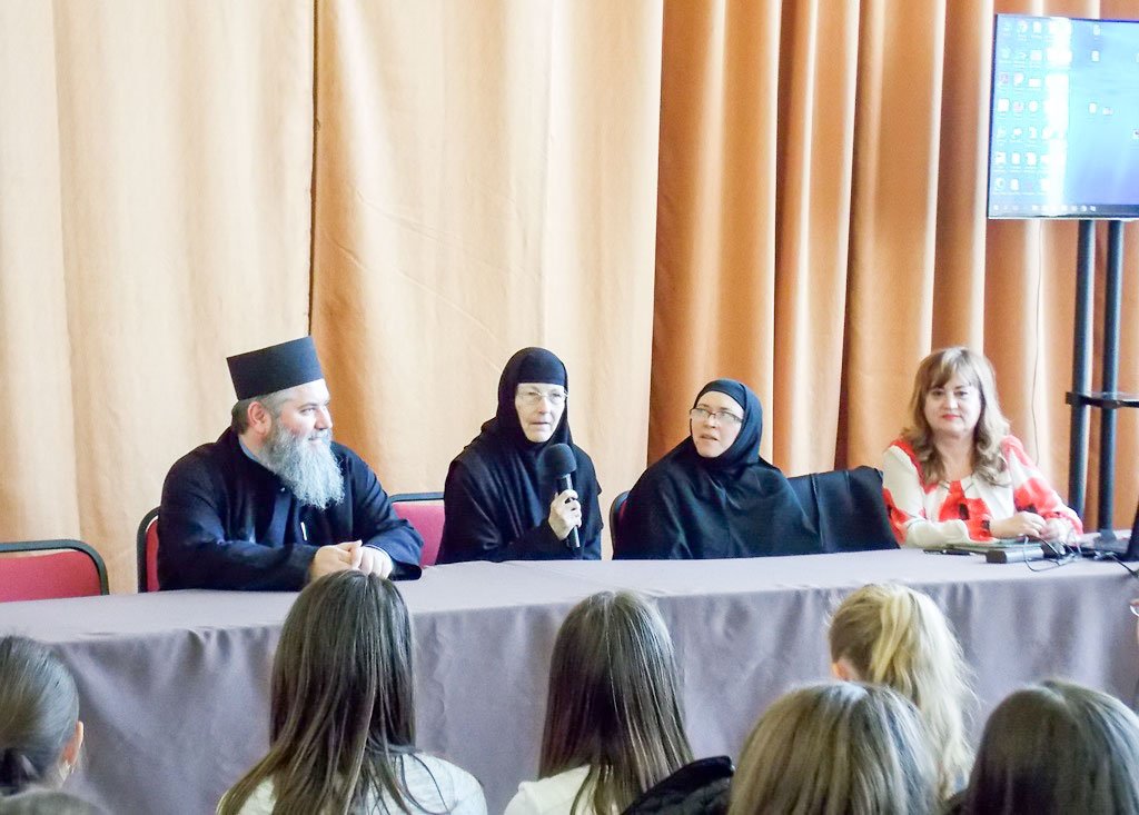 Conferință despre educația și devenirea personală a tinerilor la Arad 60226