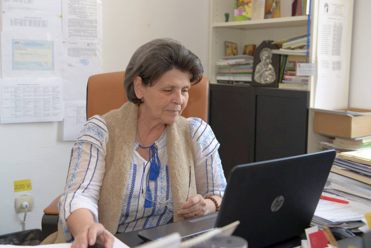 „Pedagogul trebuie să ardă ca o flacără, ca o lumânare  în biserică”  60164