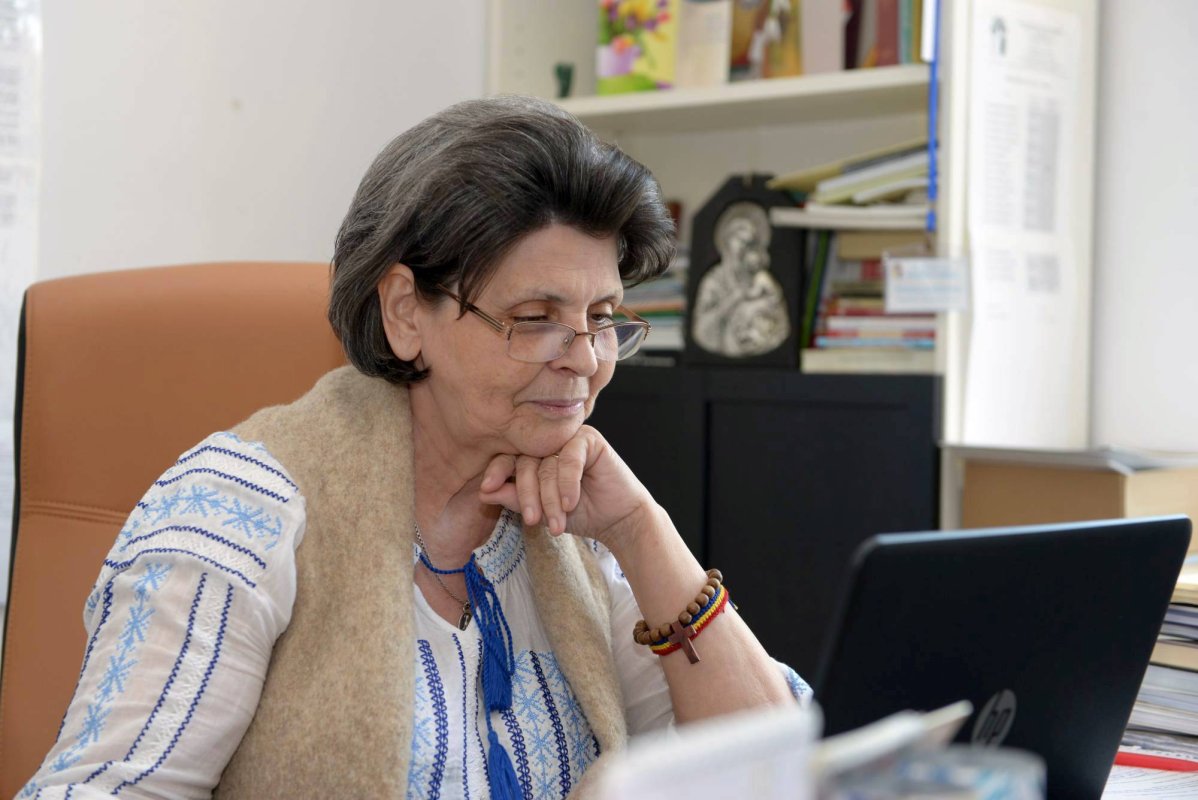 „Pedagogul trebuie să ardă ca o flacără, ca o lumânare  în biserică”  60166