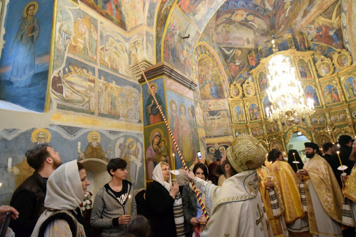 Mănăstirea Coşula a renăscut 60102