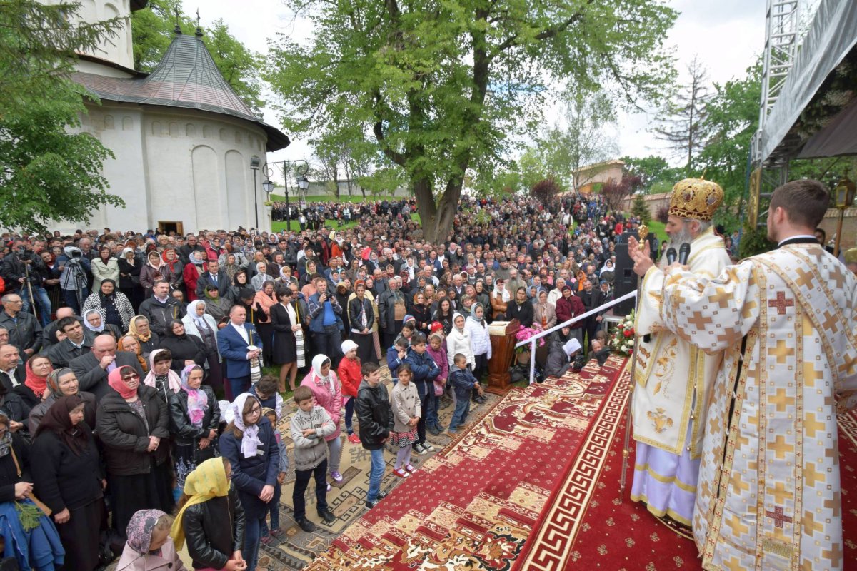 Mănăstirea Coşula a renăscut 60103