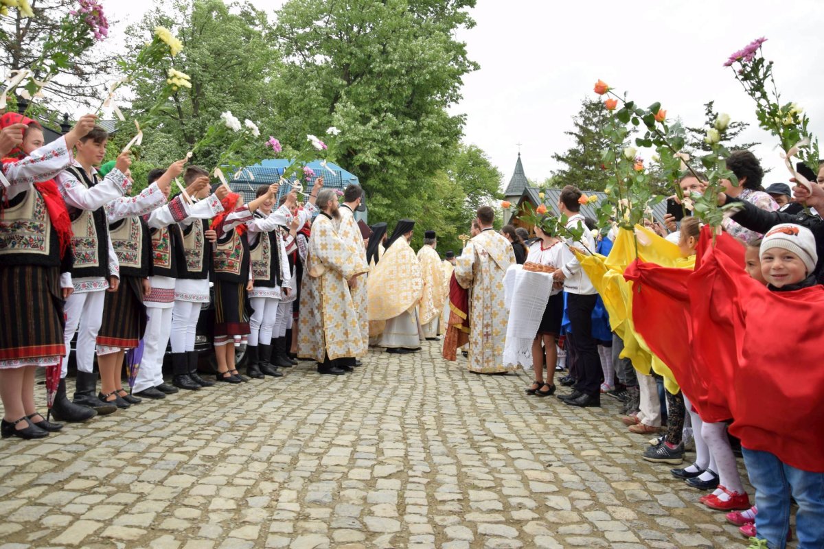 Mănăstirea Coşula a renăscut 60106