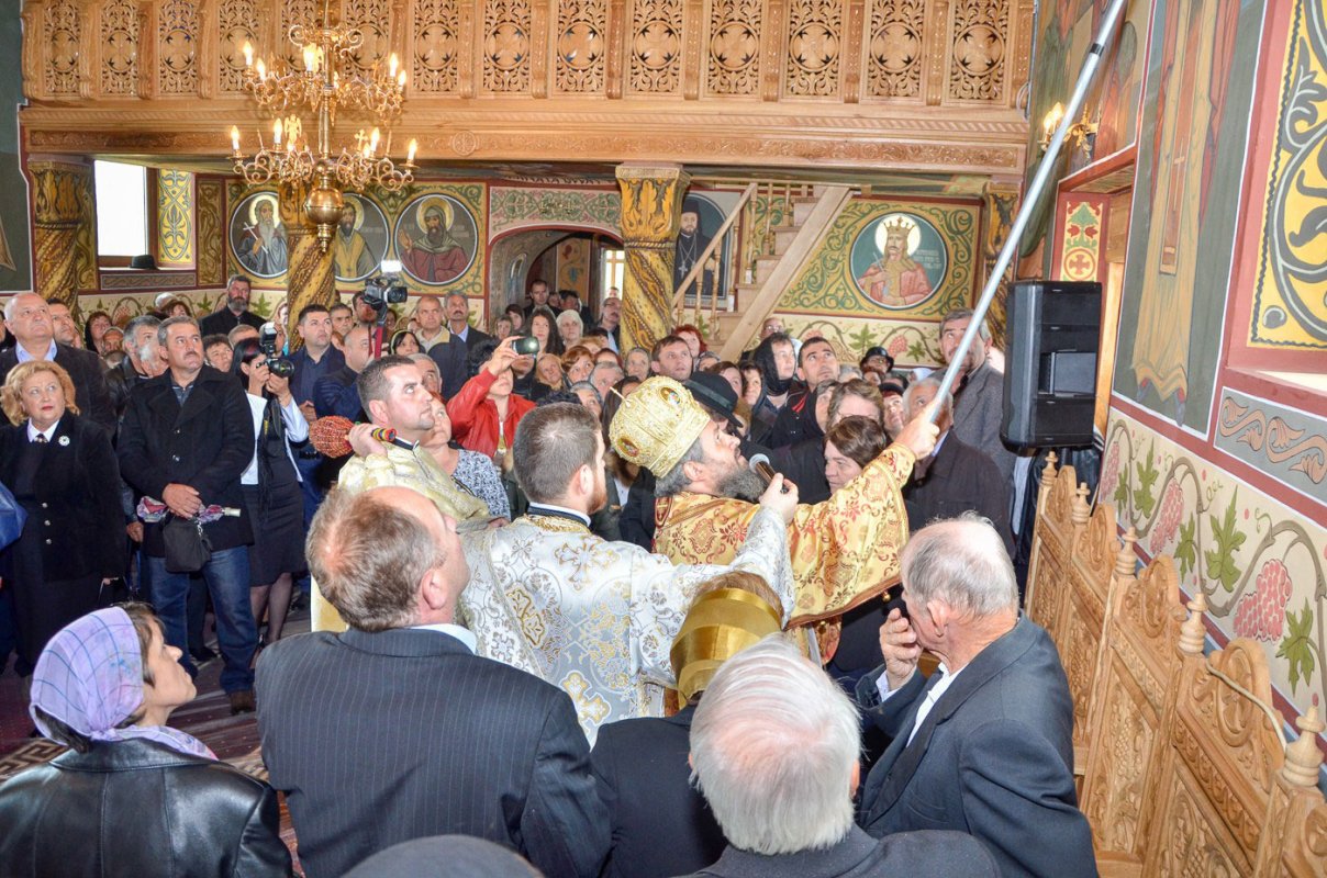 Slujbă de resfinţire a bisericii din Toteşti, Protopopiatul Haţeg 60120