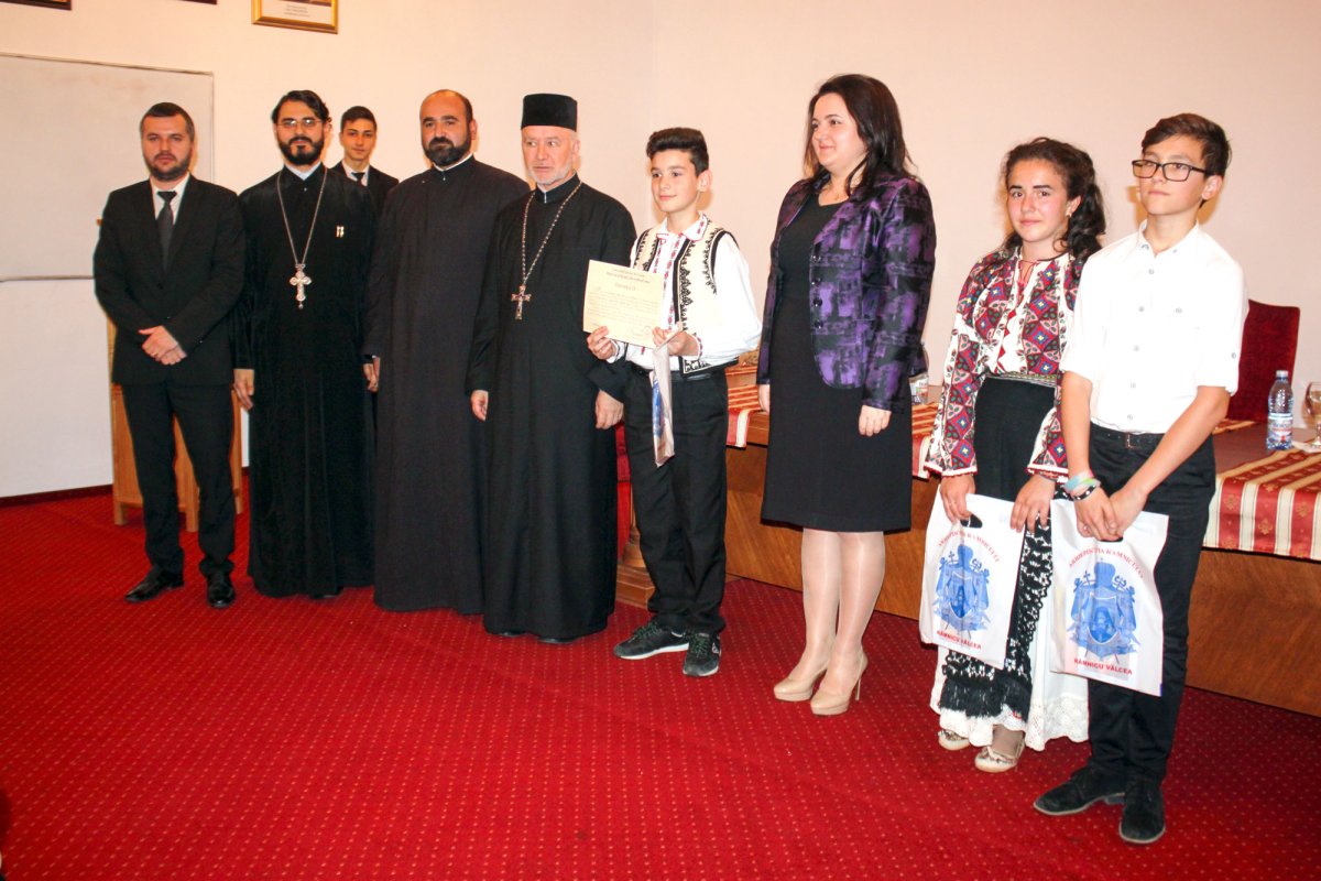 Premii pentru cei mai valoroşi elevi râmniceni 60055