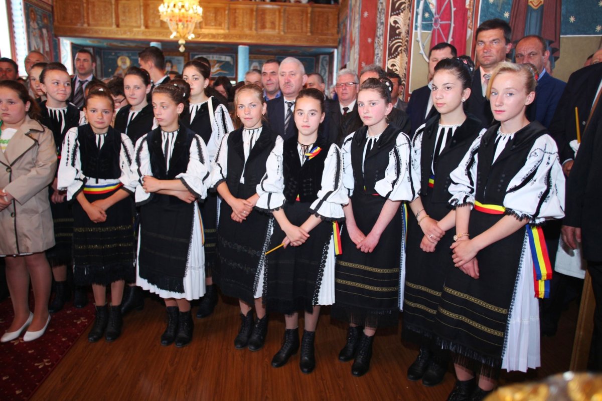 Slujiri arhiereşti în Duminica Mironosiţelor 60037