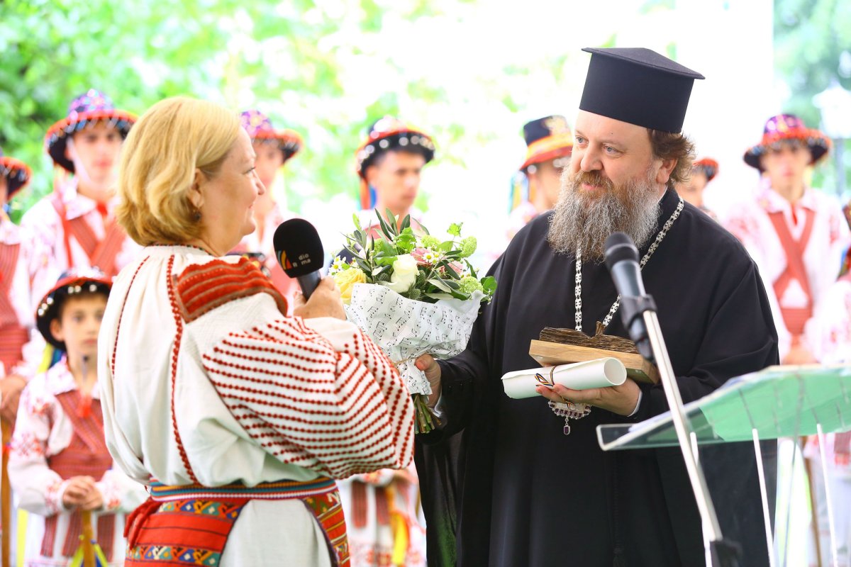 Un sat frumos într-un oraş mare 59998