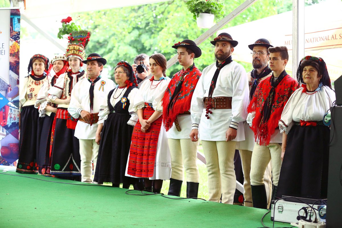 Un sat frumos într-un oraş mare 60002