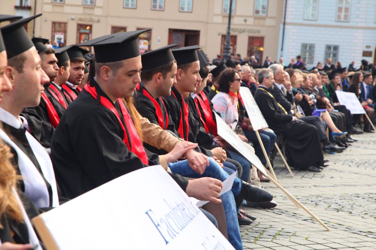 Festivitate de absolvire „Gaudeamus” în Piața Mare din Sibiu 59915
