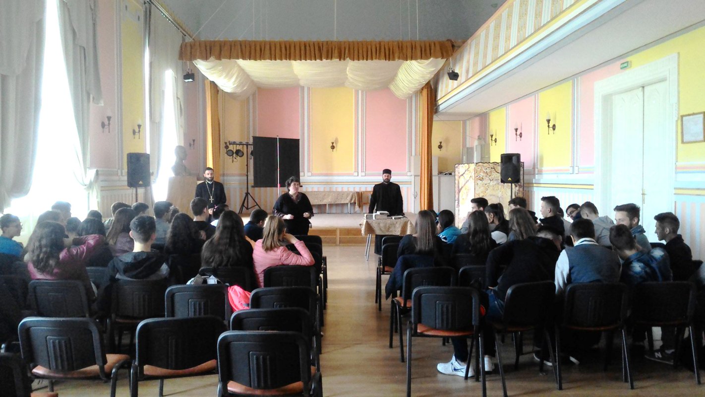 Cărţi vechi de cult prezentate elevilor din Orăştie, în cadrul unei activităţi dedicate Sfântului Ierarh Martir Antim Ivireanul 59858