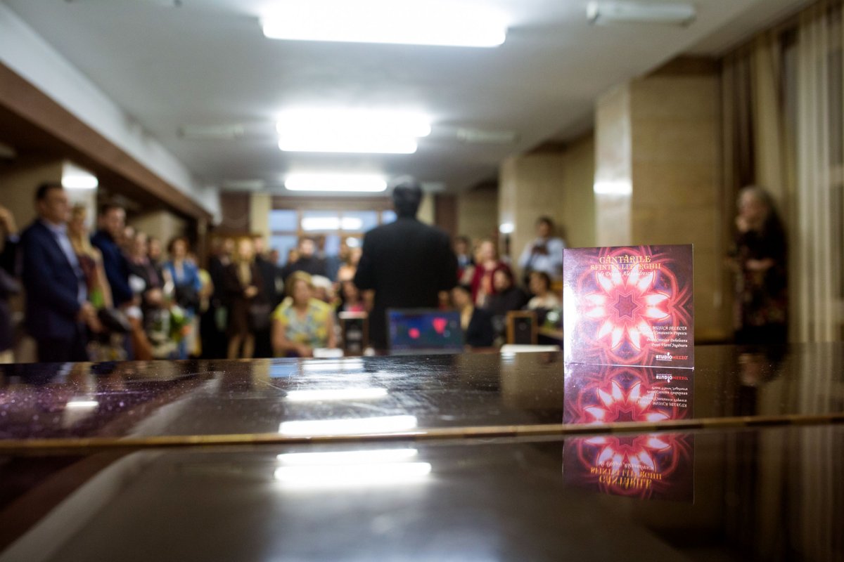 A fost lansat CD-ul „Cântările Sfintei Liturghii” de diac. Dragoş Alexandrescu 59831