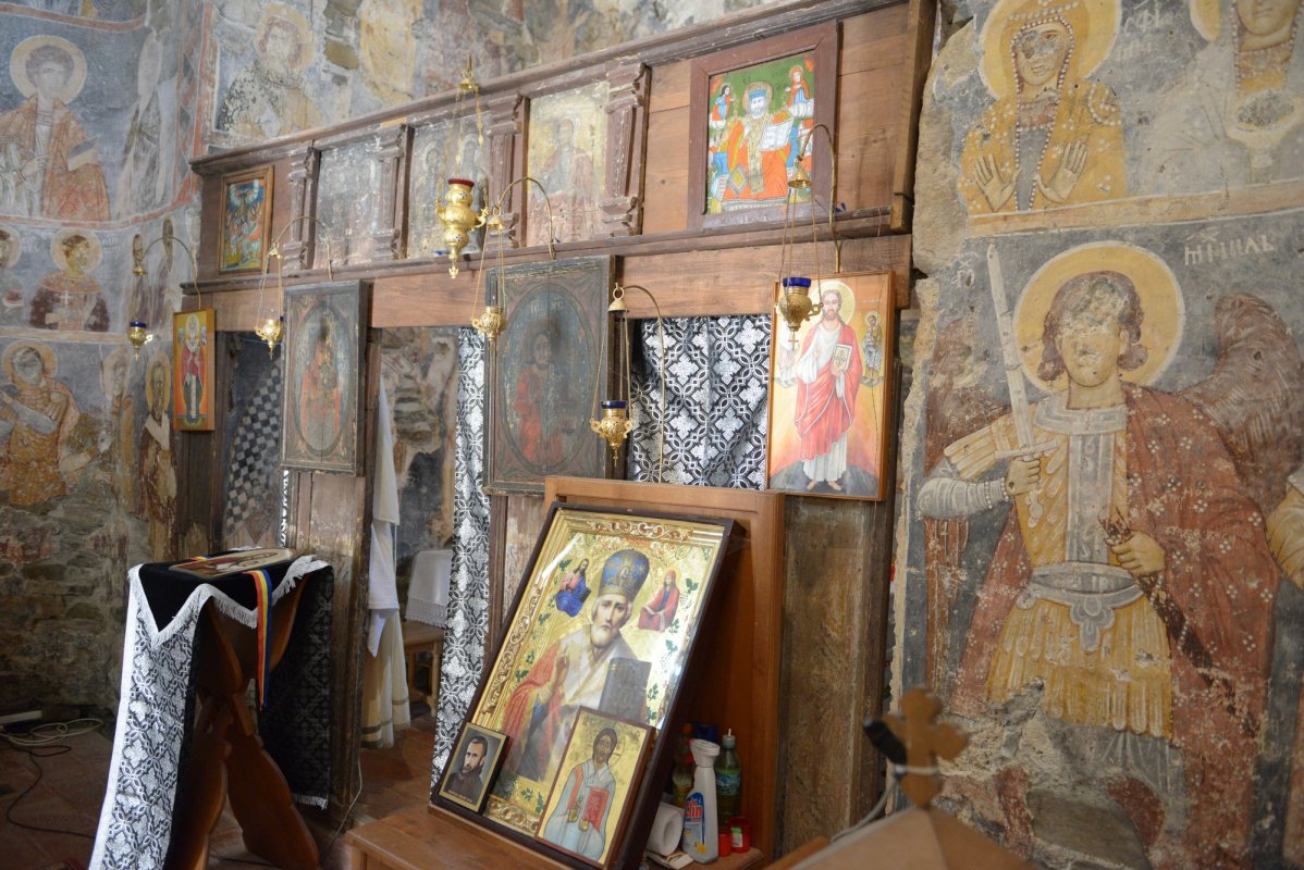 Biserica din Densuș, locul unde pietrele mărturisesc 59752