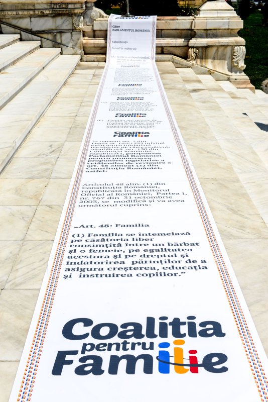 Coaliţia pentru Familie  a depus semnăturile  la Senatul României 59635