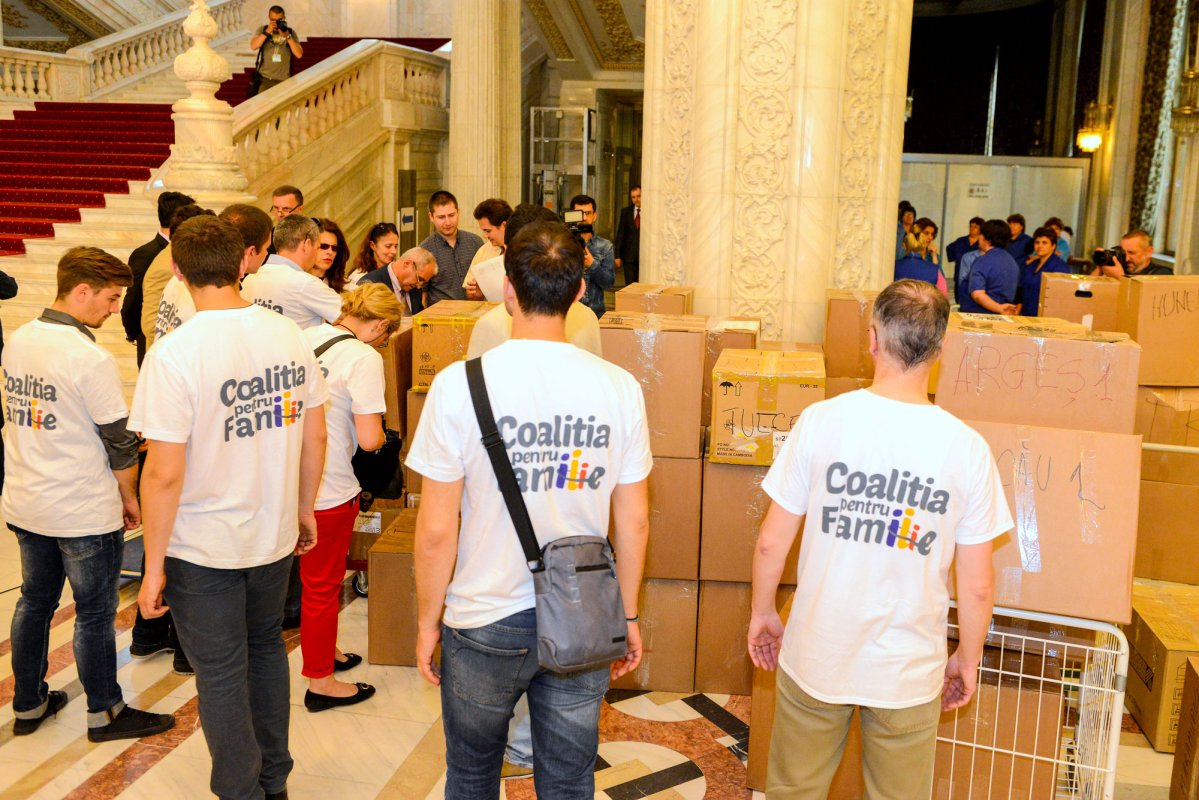 Coaliţia pentru Familie  a depus semnăturile  la Senatul României 59636