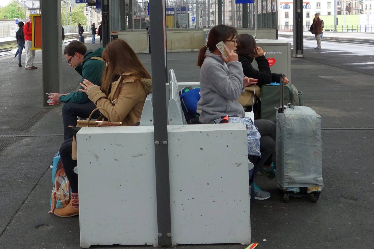 Sub tirania virtualului  și a noilor tehnologii 59358