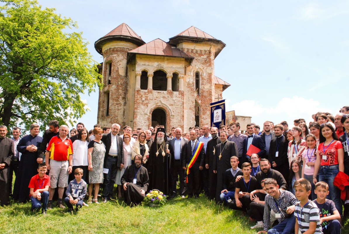 O întâlnire de suflet lângă Castelul „Roşianu” 59227