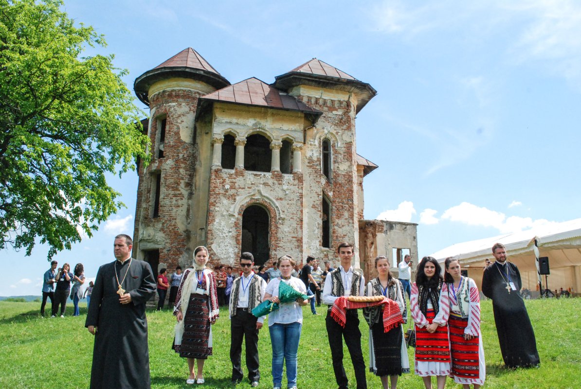 O întâlnire de suflet lângă Castelul „Roşianu” 59231