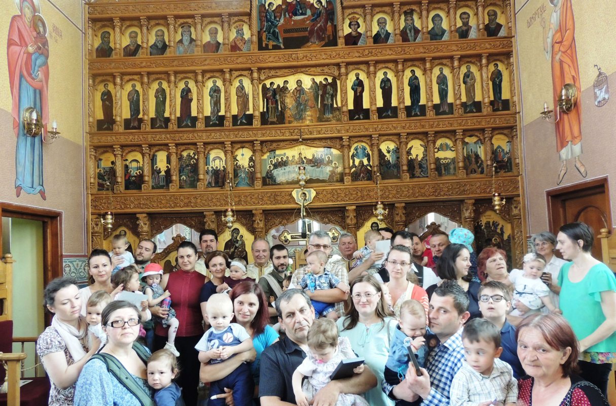 Copii, familiile şi vârstnicii, sărbătoriţi de parohia clujeană „Naşterea Domnului” 59169